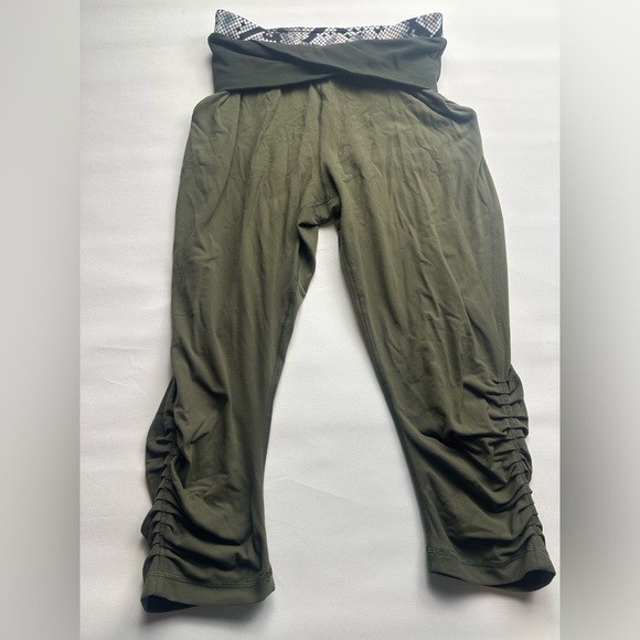 Lululemon sunset salutation crop. Luon light, fold down layered waist. Size 6 - Picture 4 of 16